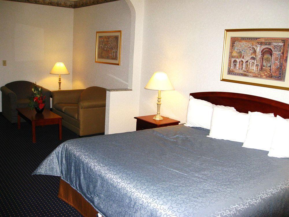 Western New England & Hotel 3*
